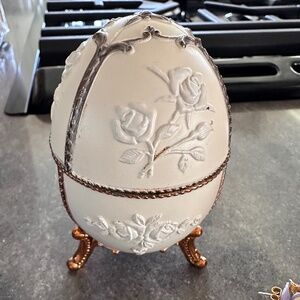 VintageTaj Sankyo  Musical Egg Jewelry Trinket Box Cream Colored WhiteRoses 3.5"